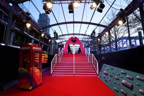 Neptunus-Alure-Globe-MTV-Awards-London-Red-carpet-structure